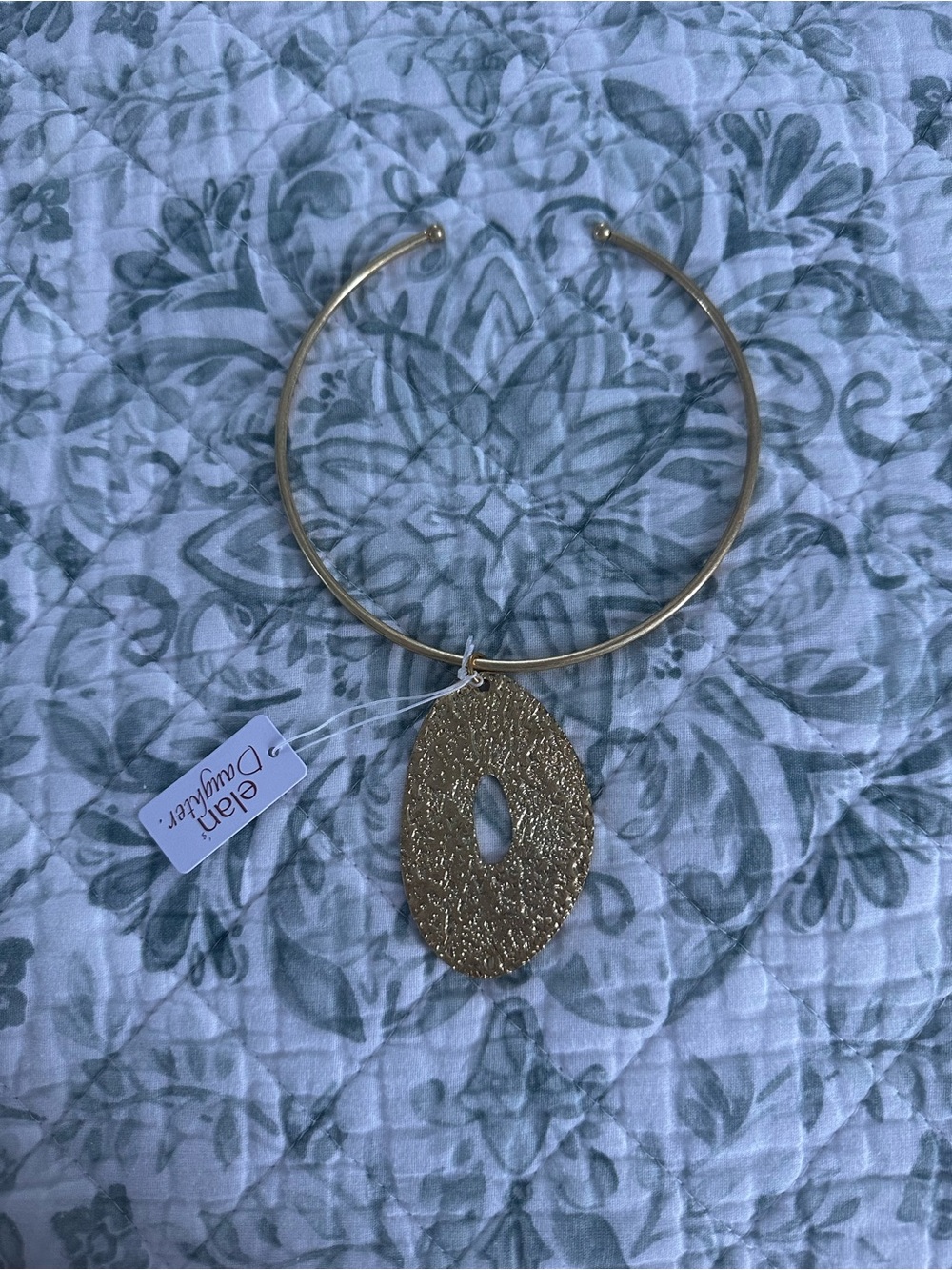 Textured Oval Pendant Collar Necklace - Gold